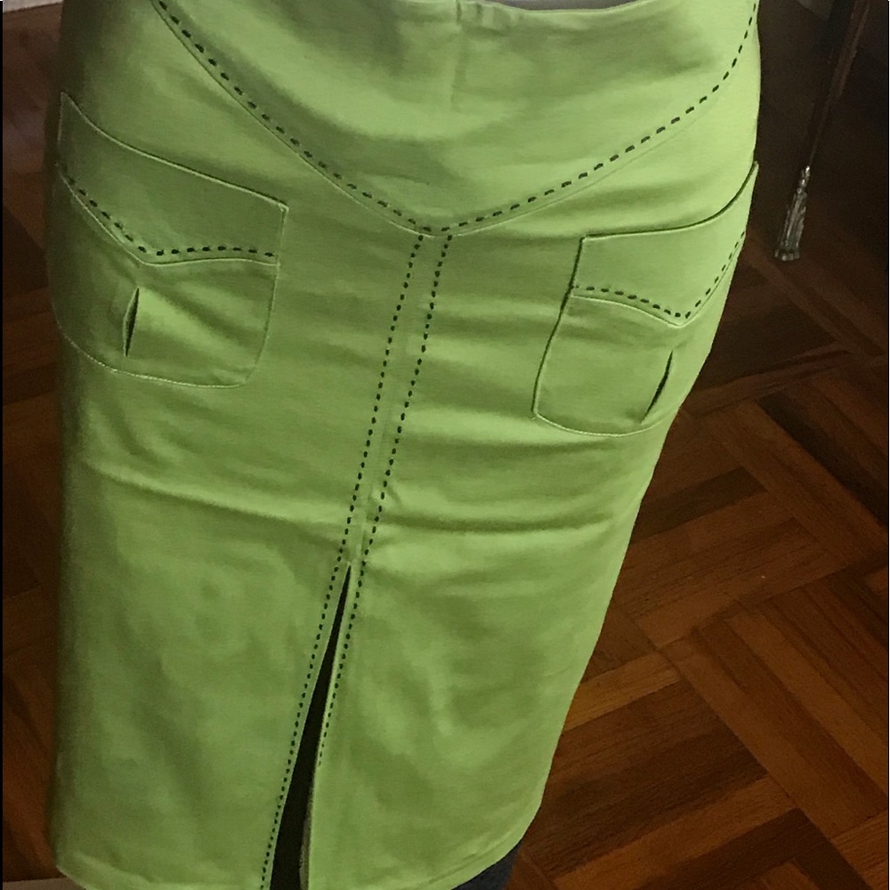 NWOT SINGLE SKIRT. Stretch s 6. Length 26.5”. USA